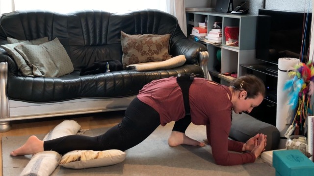 How to get comfortable in Lizard pose